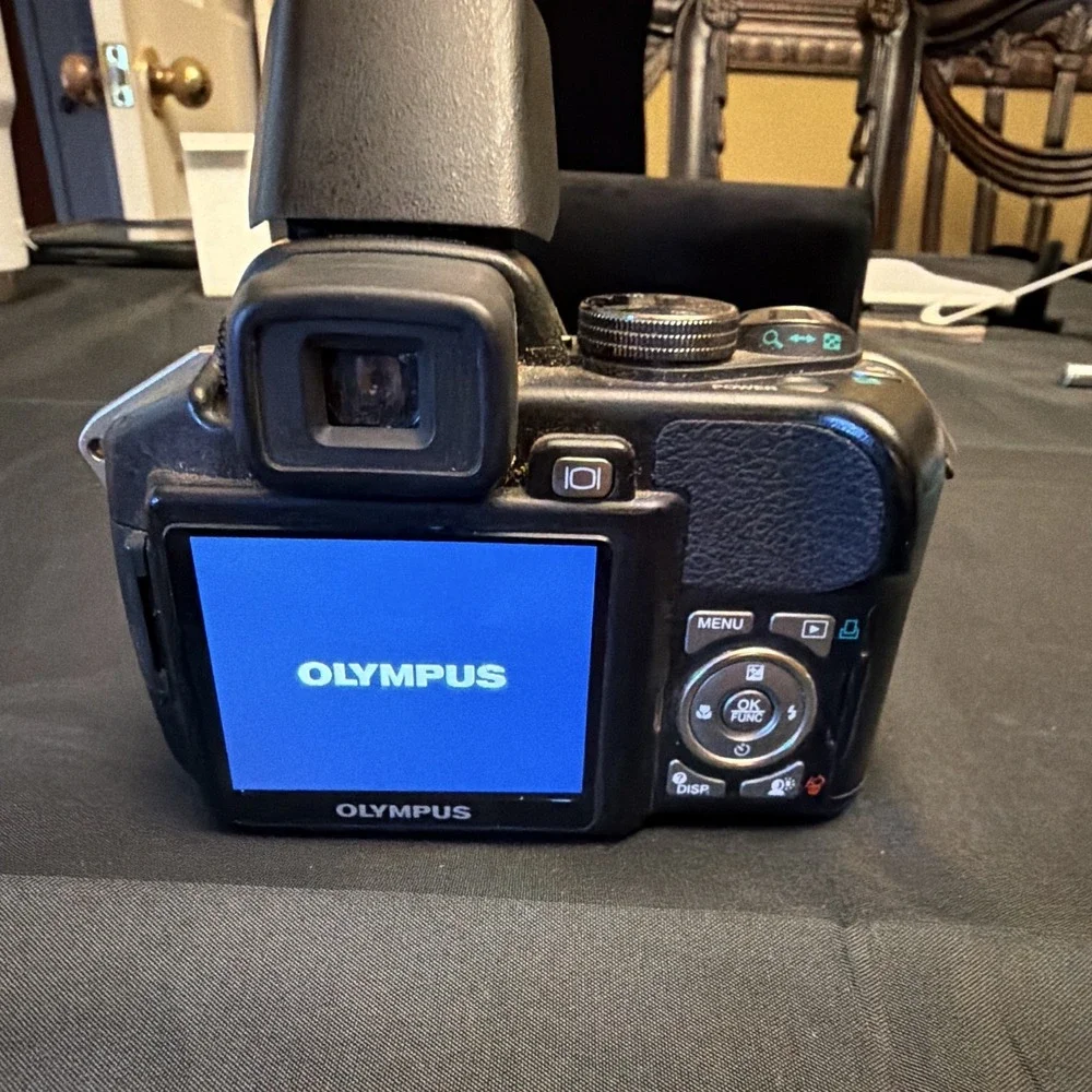 Olympus SP-560UZ 8MP Bridge Camera 18x Optical Zoom Viewfinder Flash Black